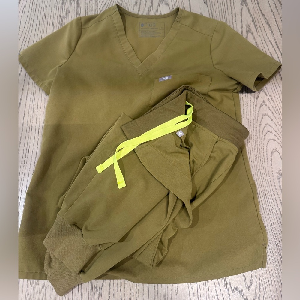 Figs scrubs - Martini Olive 
XS Catarina top 
petite XS Zamora joggers